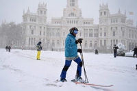 สเปนตื่นเต้นกับพายุหิมะ รวมตัวกันเล่นสกีกลางเมือง