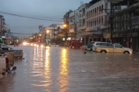 ฝนตกนาน 4 ชั่วโมง หนักสุดรอบ 10 ปี นครพนม จมบาดาล