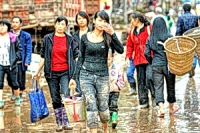 เหตุพายุฝนกระหน่ำน้ำท่วมในจีน ดับแล้ว 70 อพยพเกือบ 2 ล้าน
