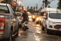 ฝนตกหนัก ถนนภูเก็ตจม 40 ซม. รถติดทั้งเกาะ 