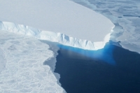 นักวิทย์ชี้น้ำแข็งที่ปกคลุมบริเวณ 2 ขั้วโลกหดเล็กลงเหลือน้อยสุดเป็นประวัติการณ์