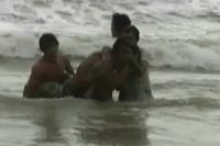 คลื่นลมแรงทะเลอันดามันซัดนักท่องเที่ยวหาย 1 คน บาดเจ็บ 1 คน