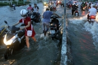 ฝนตกหนักหลายย่านนครโฮจิมินห์เป็นเมืองบาดาล