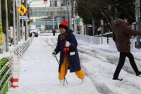 ชาวโตเกียวฝ่าพายุหิมะหย่อนบัตรเลือกตั้งผู้ว่าการคนใหม่