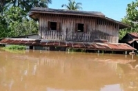 ชาวบ้านลาด &quot;เพชรบุรี&quot; ระทมน้ำท่วมสูง 2 เมตร