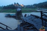 ฝนถล่มน้ำป่าซัดสะพานมอญสังขละบุรีพัง